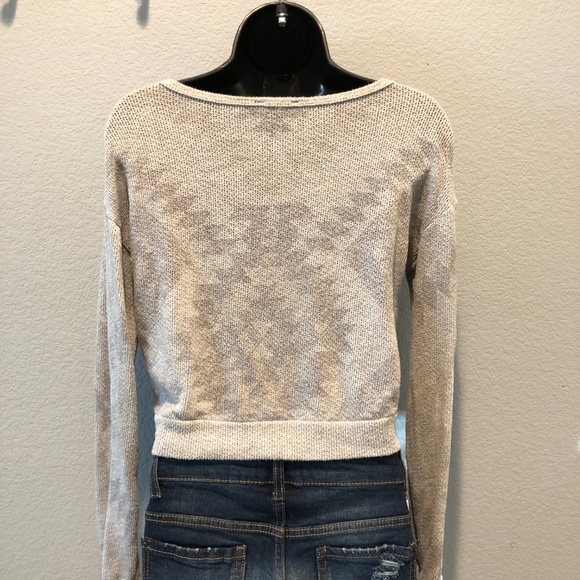 SOLD! Long Sleeve Grey Patterned Crop Top - Picture 2 of 3
